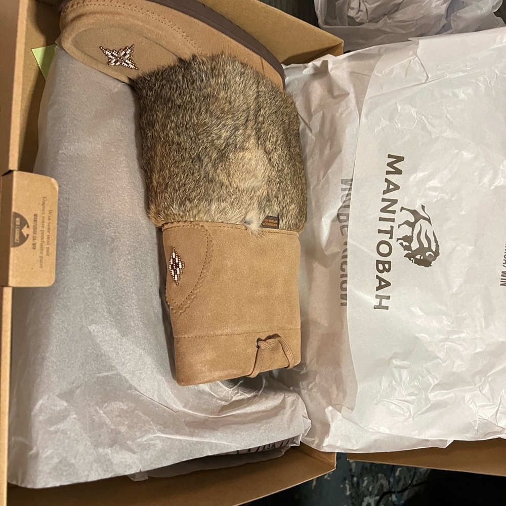 New Manitobah Snowy Owl Boots - Picture 2 of 10